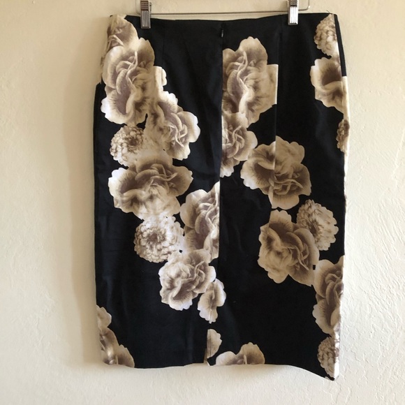 7 Avenue Floral Midi Pencil Skirt open in back in the batons - Picture 3 of 6
